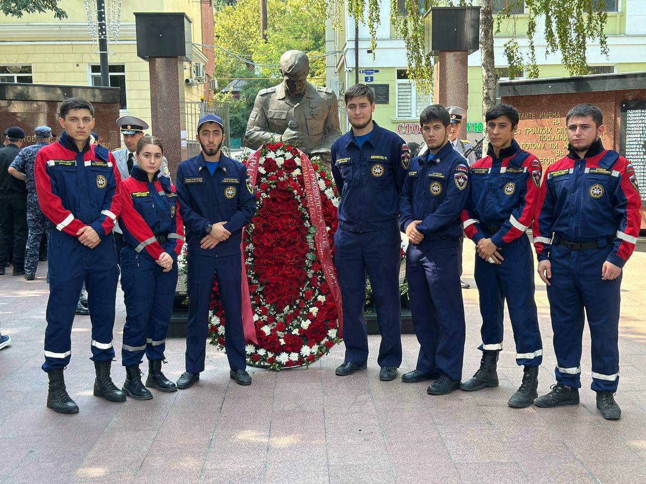 Возложение цветов к мемориалу Славы